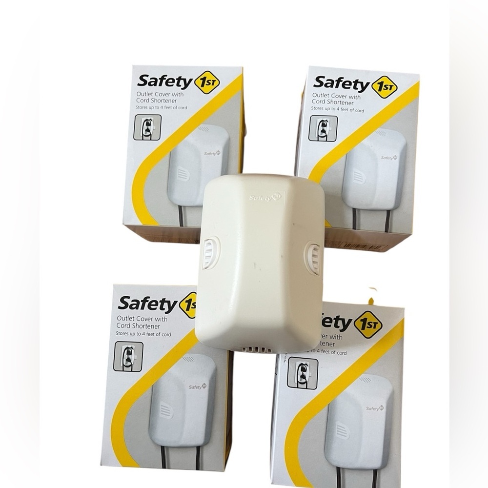 5 outlet covers Safety First w/cord shortener, great condition baby safety